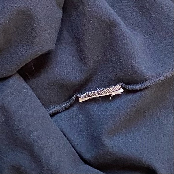 Nike Womens The Nike Tee Sz M Black Graphic T-Shirt Crew Neck HILL SEEKER - Picture 5 of 8